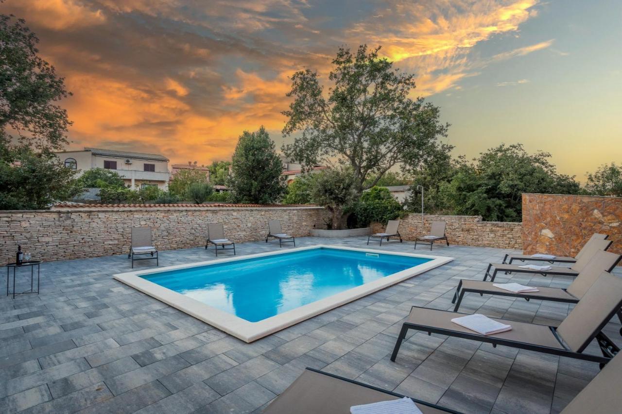Apartments Cesare With Shared Pool Liznjan Exterior photo