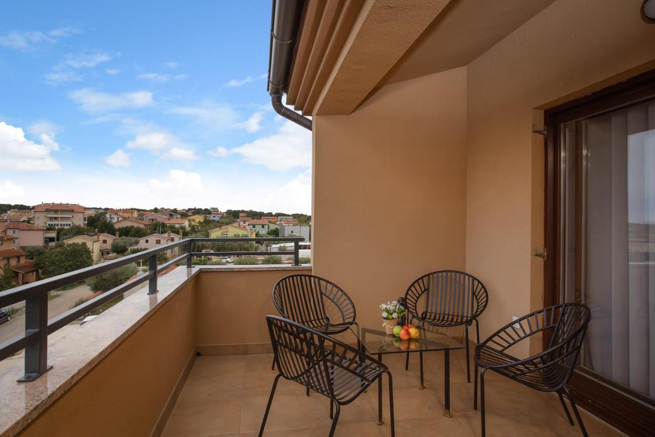Apartments Cesare With Shared Pool Liznjan Exterior photo