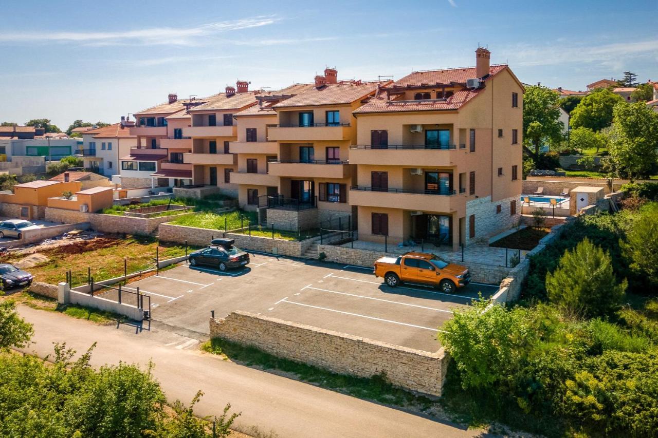 Apartments Cesare With Shared Pool Liznjan Exterior photo