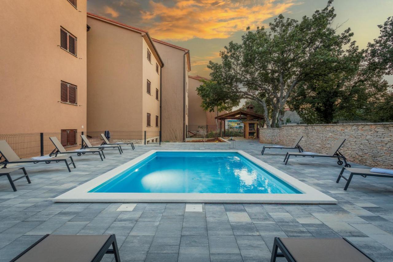 Apartments Cesare With Shared Pool Liznjan Exterior photo