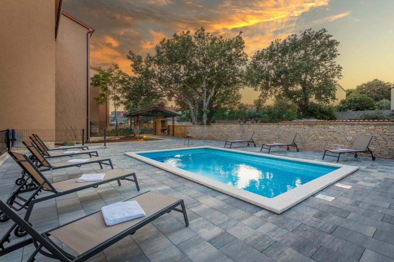 Apartments Cesare With Shared Pool Liznjan Exterior photo